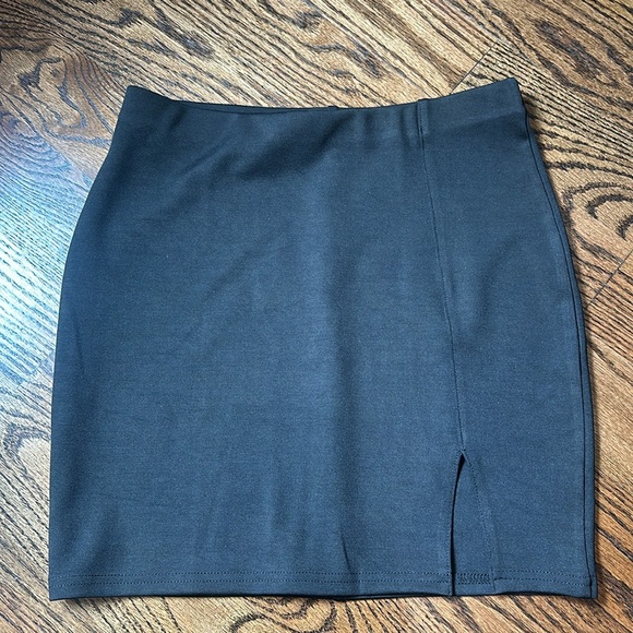 Black ponte mini skirt - Picture 2 of 5